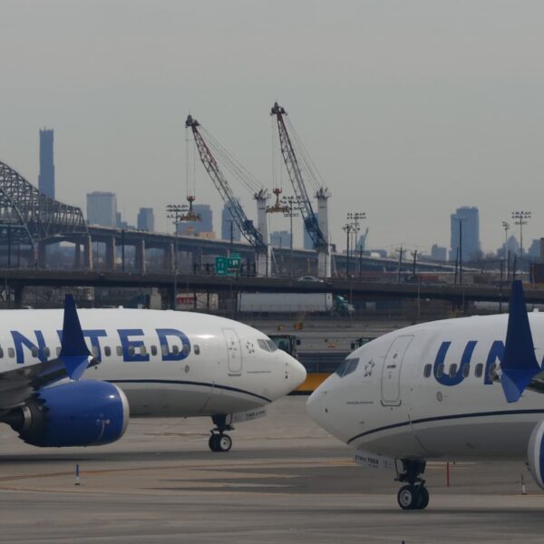 United cuts Newark schedule after hundreds of flight disruptions