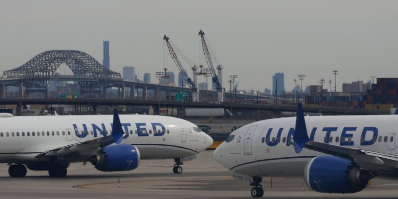 United cuts Newark schedule after hundreds of flight disruptions